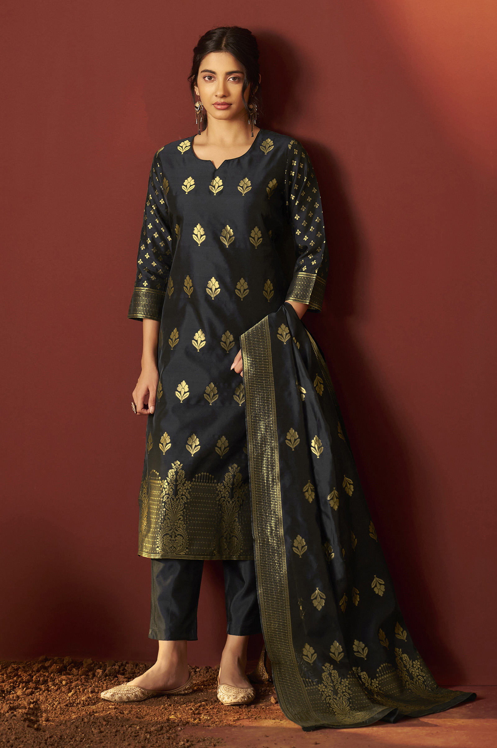 black-silk-blend-jacquard-zari-work-print-kurta-set-with-dupatta-for-women