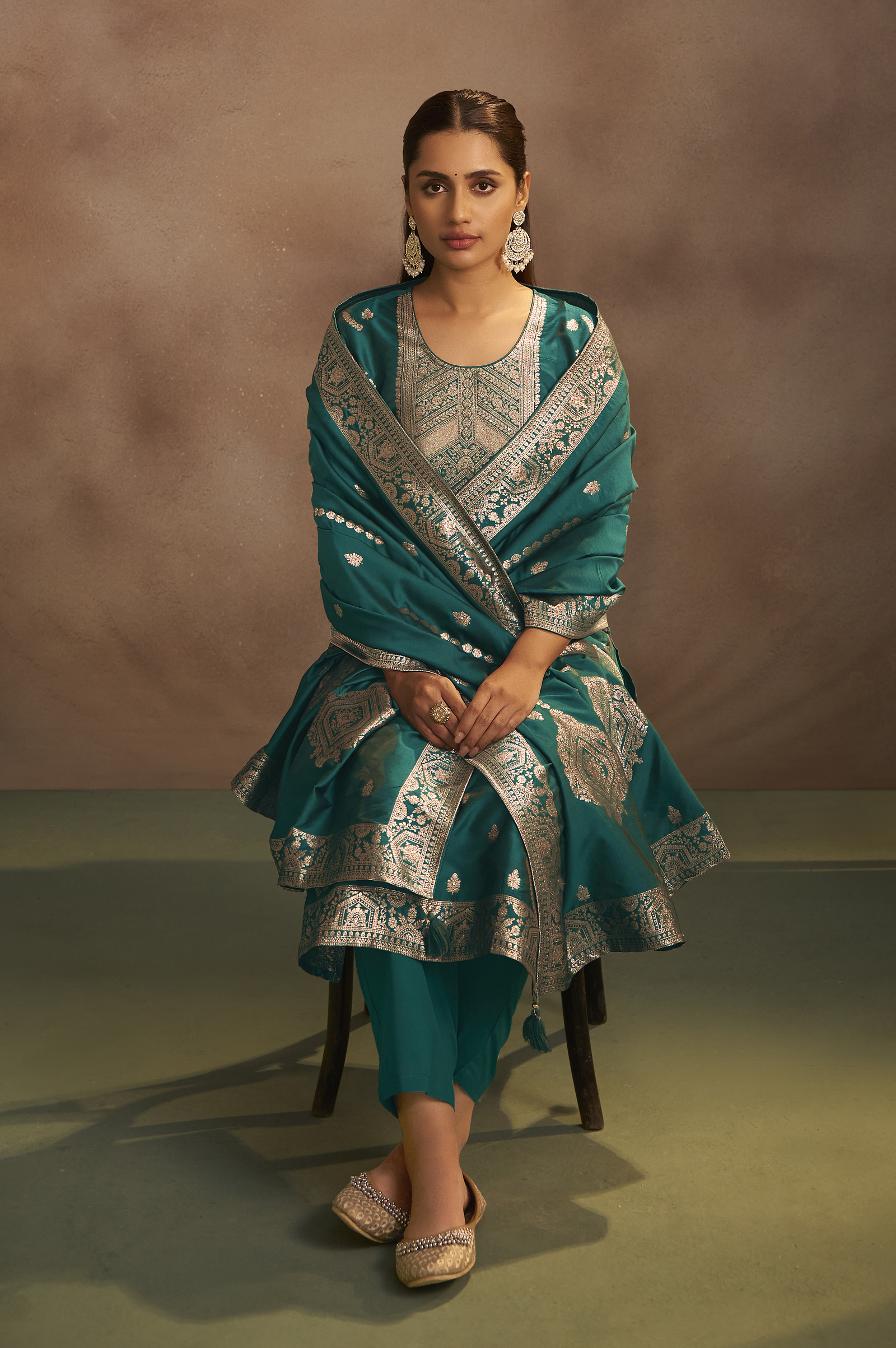 womens-rama-green-jacquard-art-silk-straight-kurta-set-with-cotton-bottom-silk-blend-dupatta-4