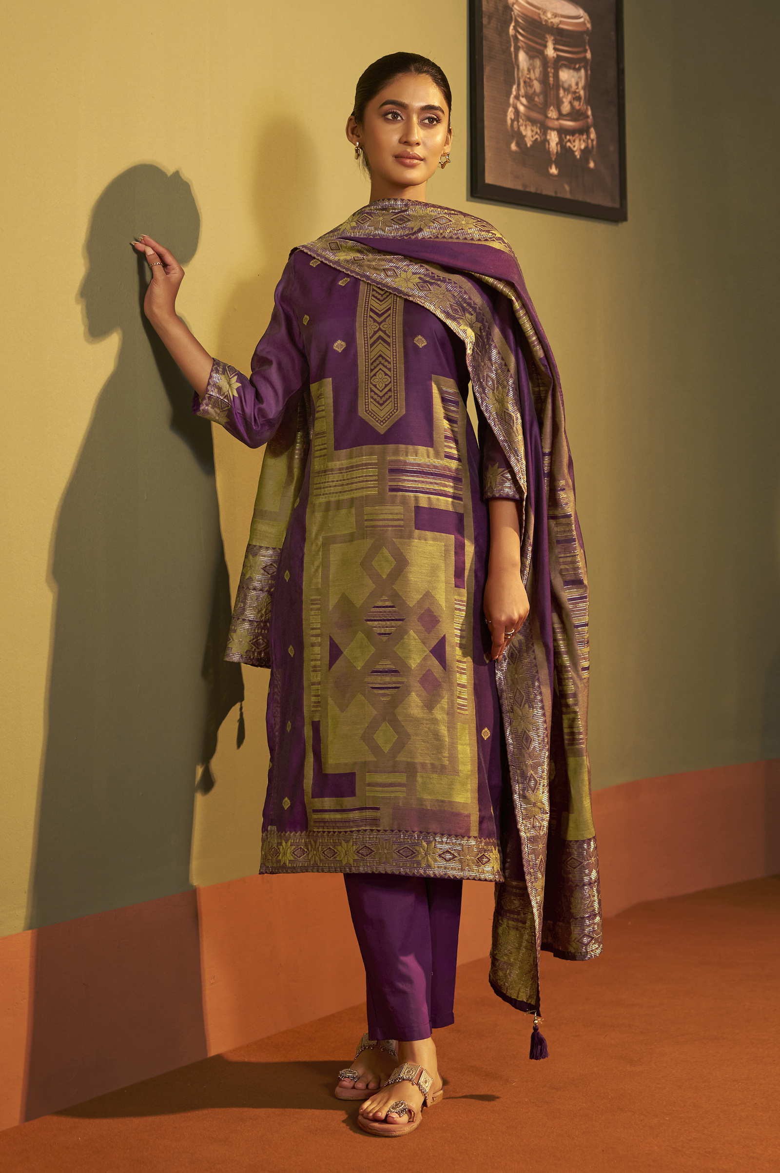 wine-jacquard-art-silk-fla-wine-kurta-set-with-cotton-bottom-silk-blend-dupatta
